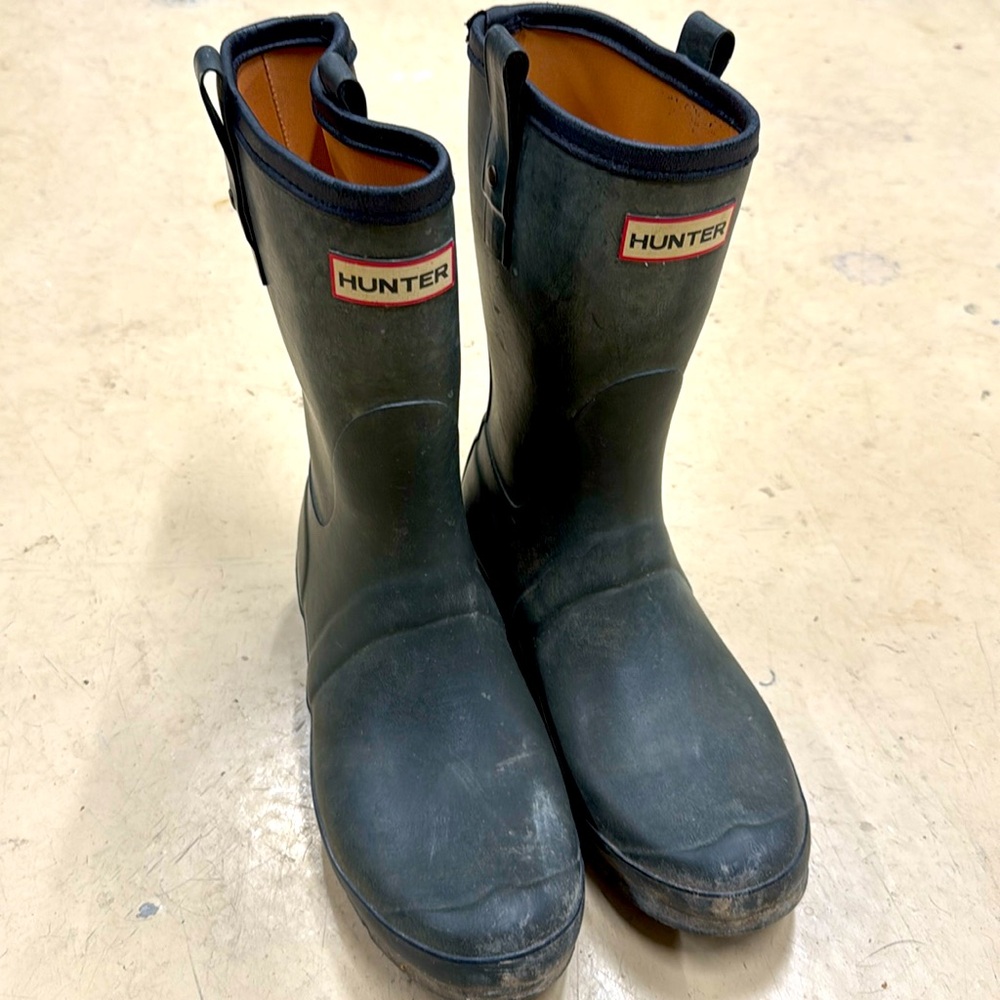 Men’s 9 green rubber hunter boots in as is condition.